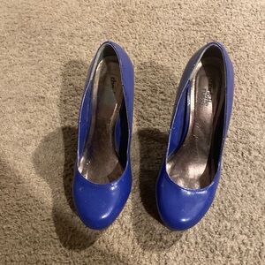 Woman’s Charlotte Russe blue pumps size 8